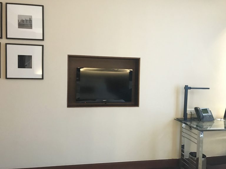 ベッドから見たテレビ