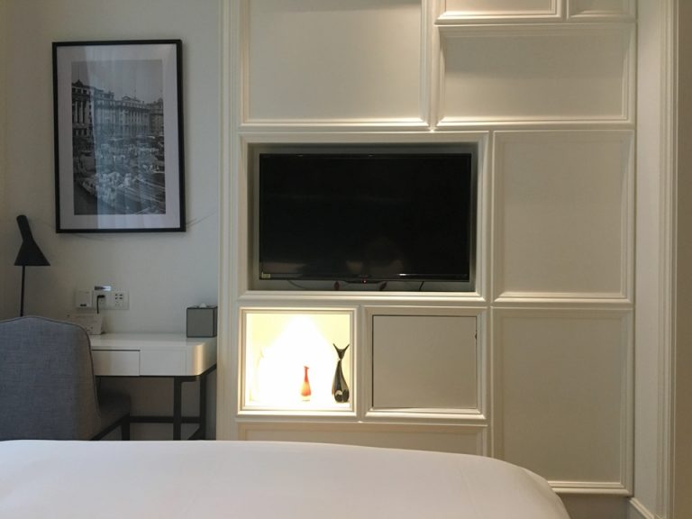 ベッドから見たテレビ