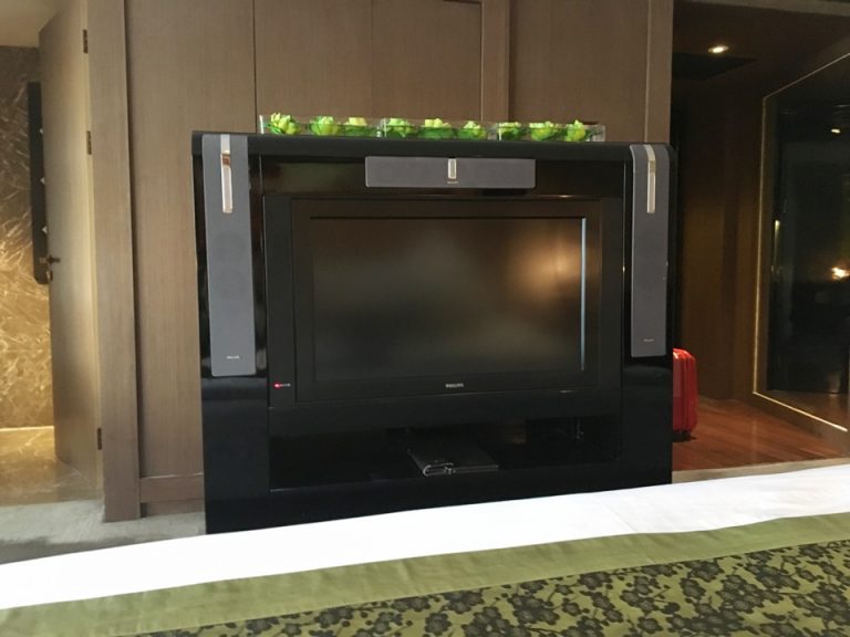 ベッドから見たテレビ