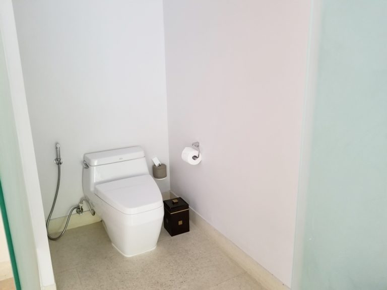 部屋のトイレ。広々していました。