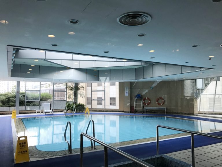 プールはフィットネスセンター内にあります。狭いですがホテルのプールですからこんな感じかな、と思います