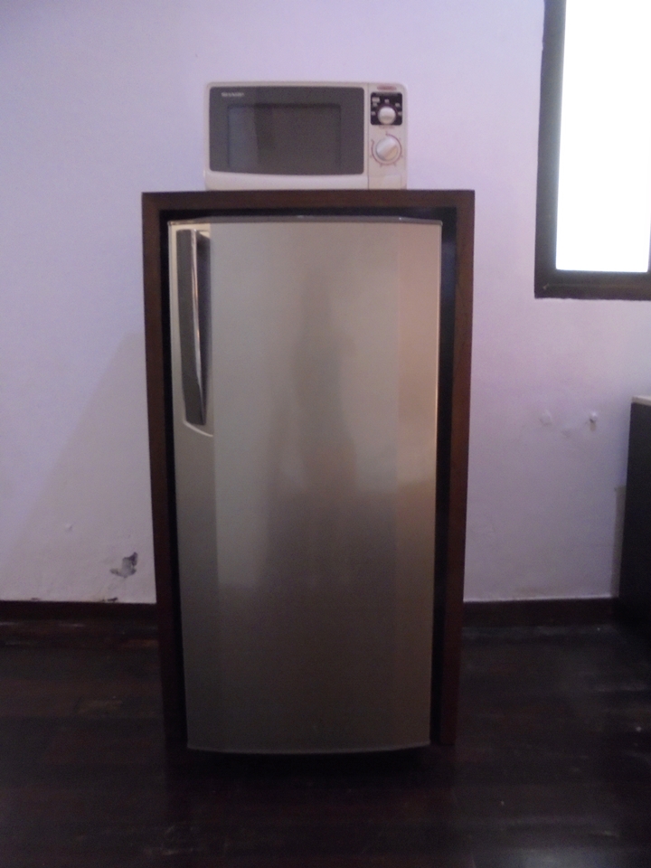 冷蔵庫はミドルサイズですが中身は空です。長期滞在で室内で食事を摂る際や、毎日飲みたい大きなパックのドリンクもたくさん保存しておくことが可能です