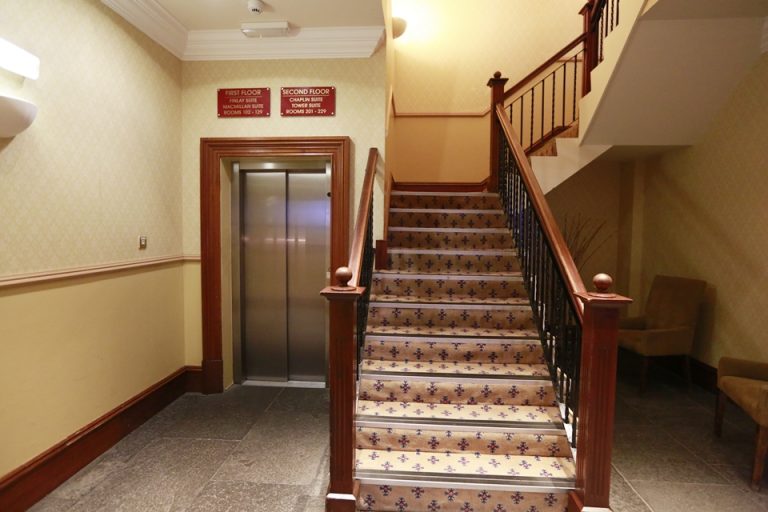 階段とエレベーター_8231