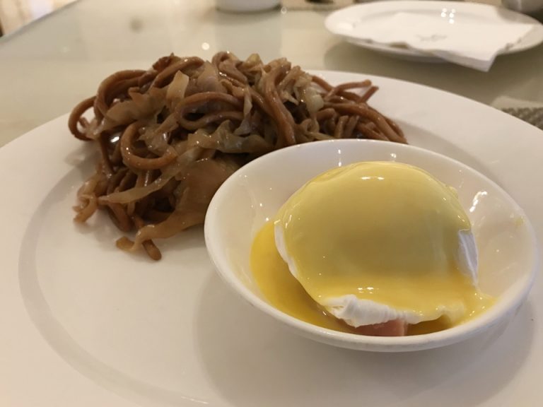 朝食バフェ、ポーチドエッグ&焼麺という奇跡のコンビネーション