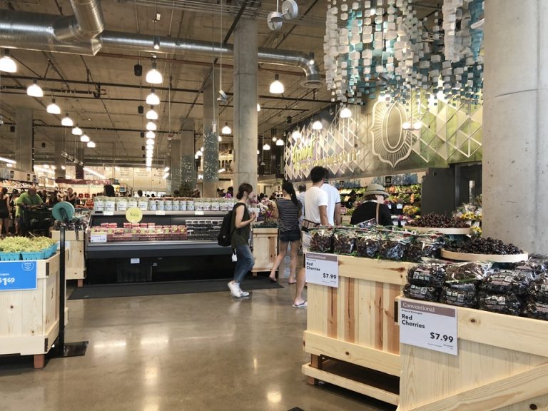 Whole Foods market オーガニック製品がたくさんの巨大スーパーで見ているだけでも楽しいです