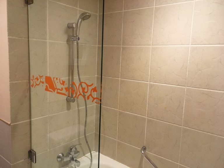 シャワーとガラスの仕切り。