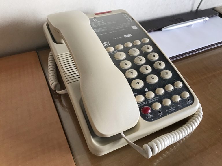 客室の電話、非常にクラシック、というか、アンティークの様相さえあり