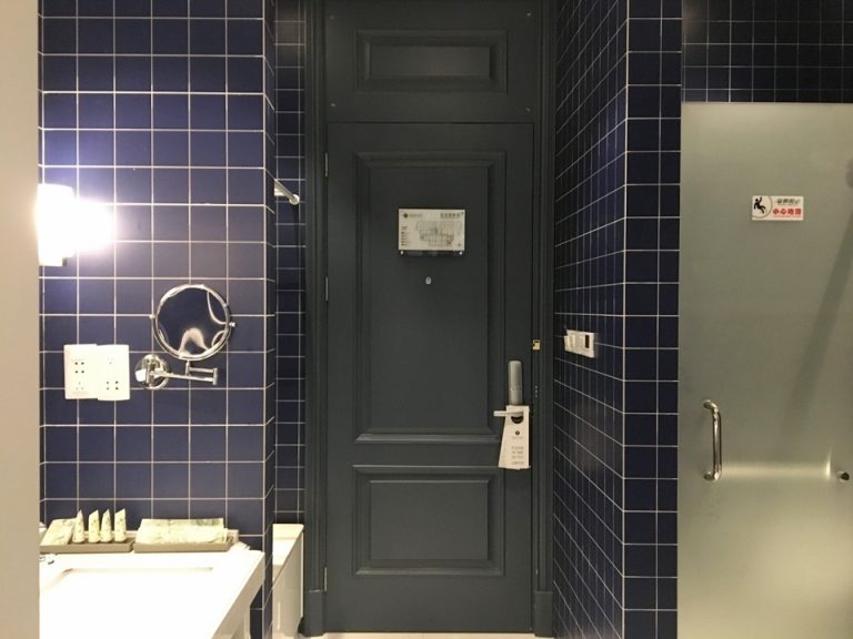 客室内から見たドア。ベッドルームからは、バスルームを通って廊下に出ます