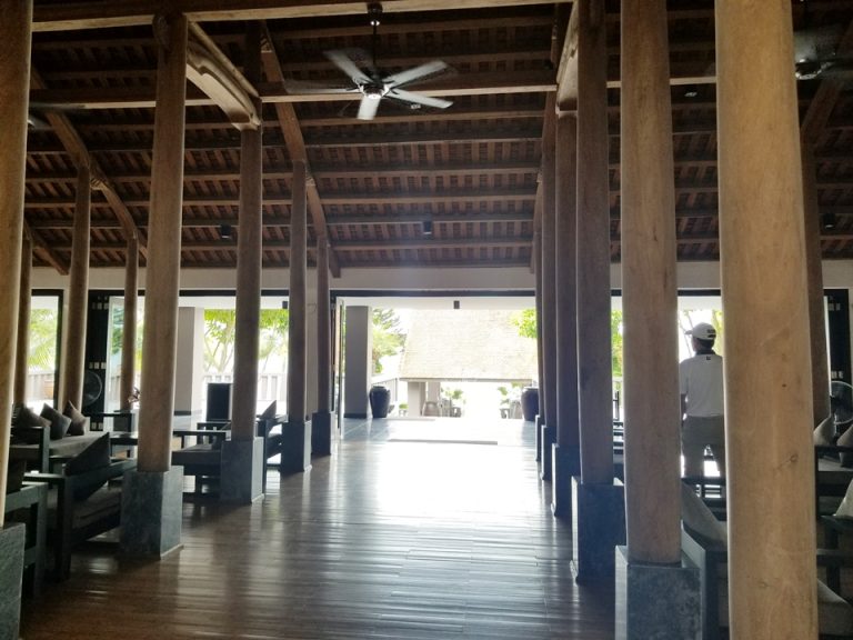 フロントの待ち合いスペースは広くて開放感があります。