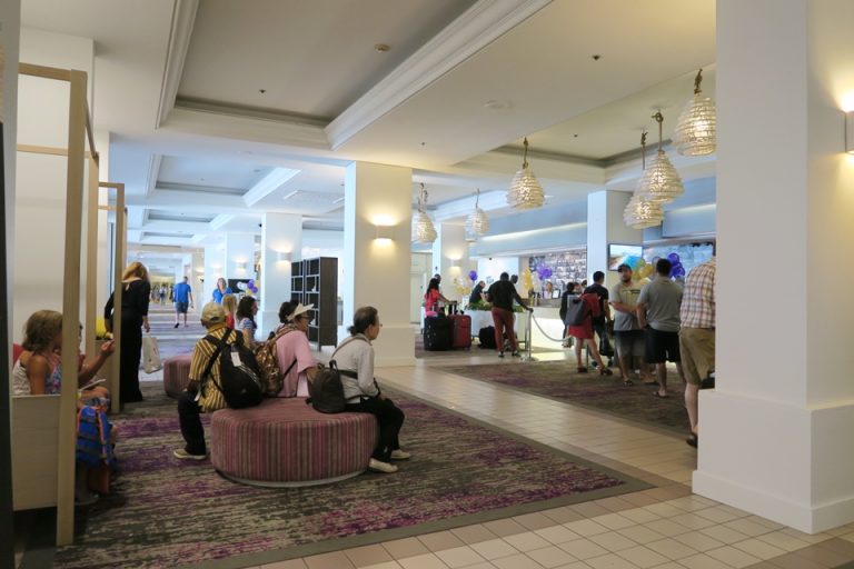 フロントデスク前にはソファがありました