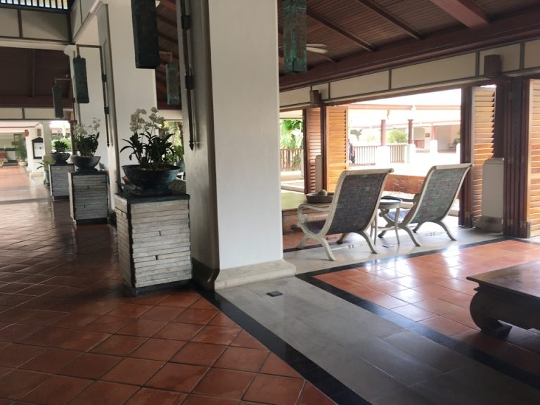 外観_ロビーソファ (1)