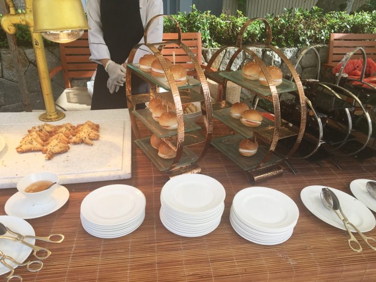 プールサイドアフタヌーンティー。他にバナナフリッターやアイスクリームもありました