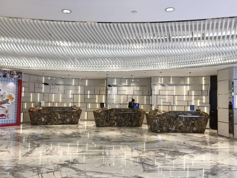 入口からみたフロントデスク、ゴウジャス!