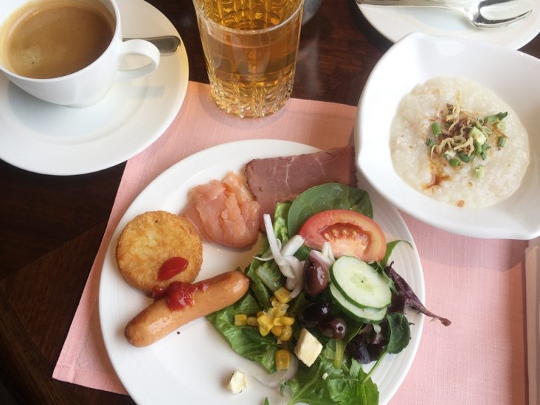朝食。右上はチキンのおかゆです。