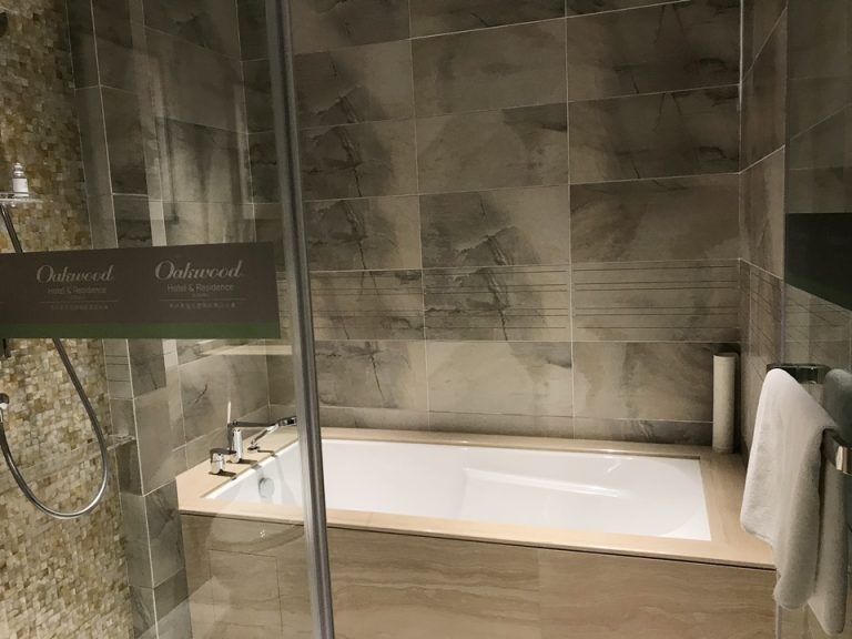 浴室、シャワースペースもバスタブもゆったりとして造りで快適