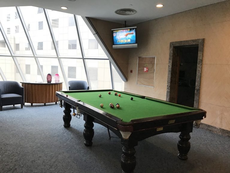 フィットネスセンター内にはビリヤード台もあります。やはりバブリー