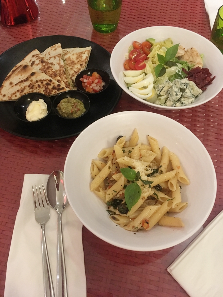 Cassiaホテル内のレストランで簡単な夕食