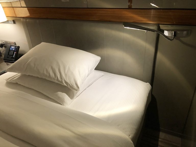 枕と、ベットの横の電気