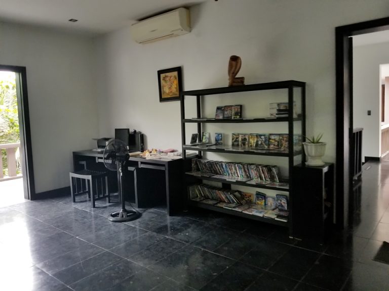 ライブラリとショップ内です。