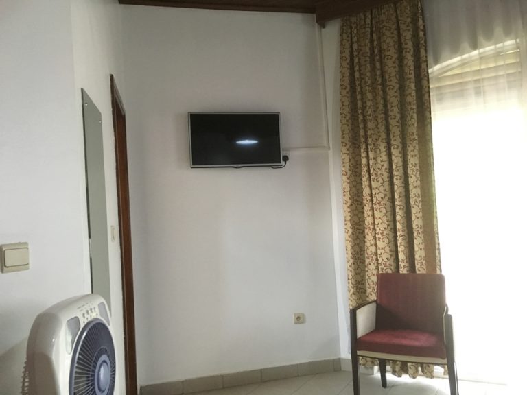 ベッドからテレビ2