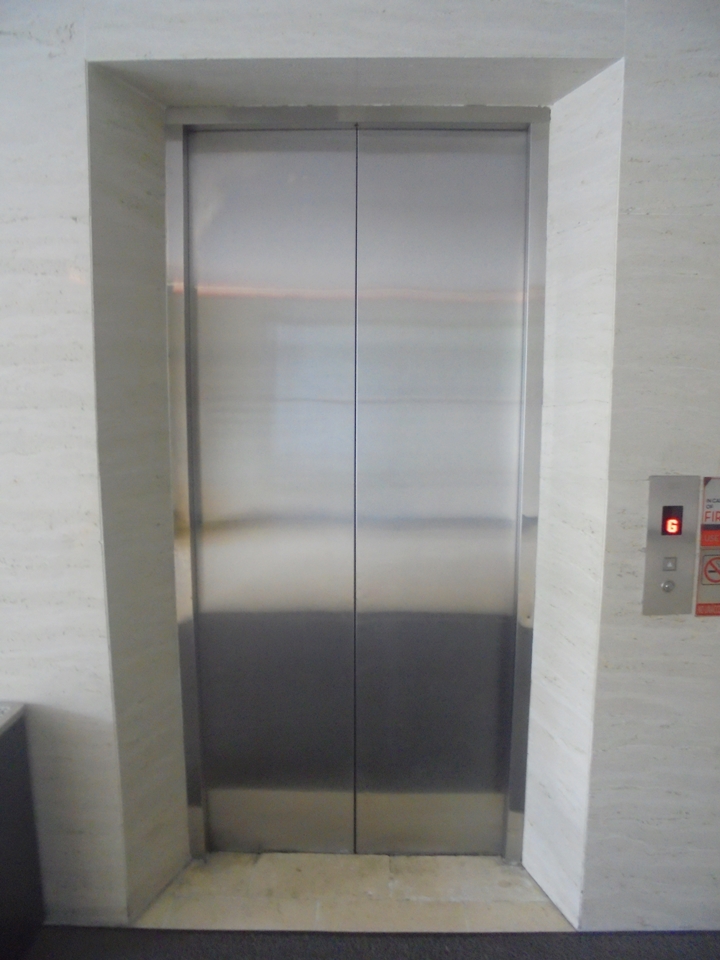 エレベーター外観