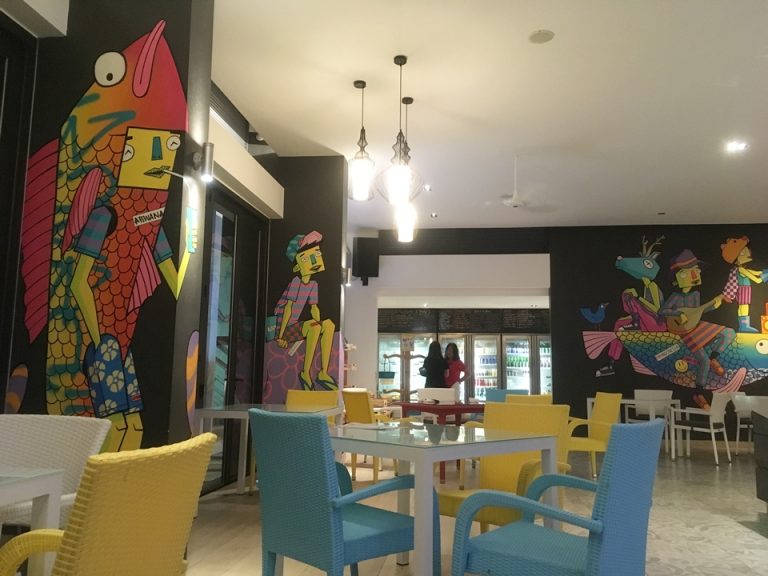 Cassiaホテル内のレストラン。カジュアルな雰囲気。