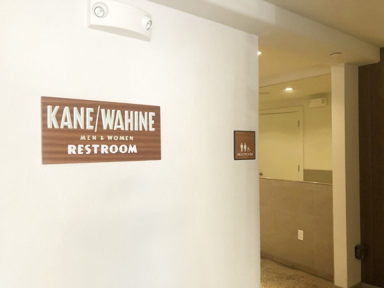 フロント階にあるトイレ。男女一緒ですが、個室は4つあり、綺麗でした。