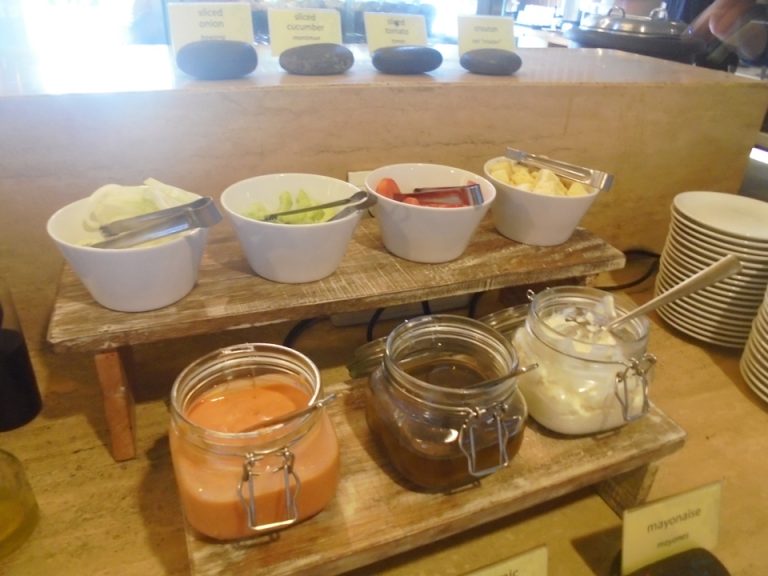 朝食4 サラダドレッシングと付け合わせ