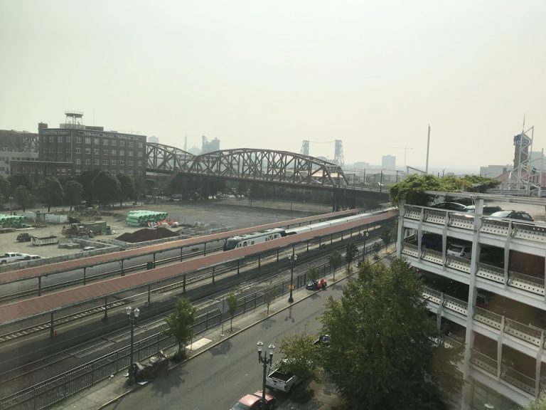 客室からの眺め 駅が見えます