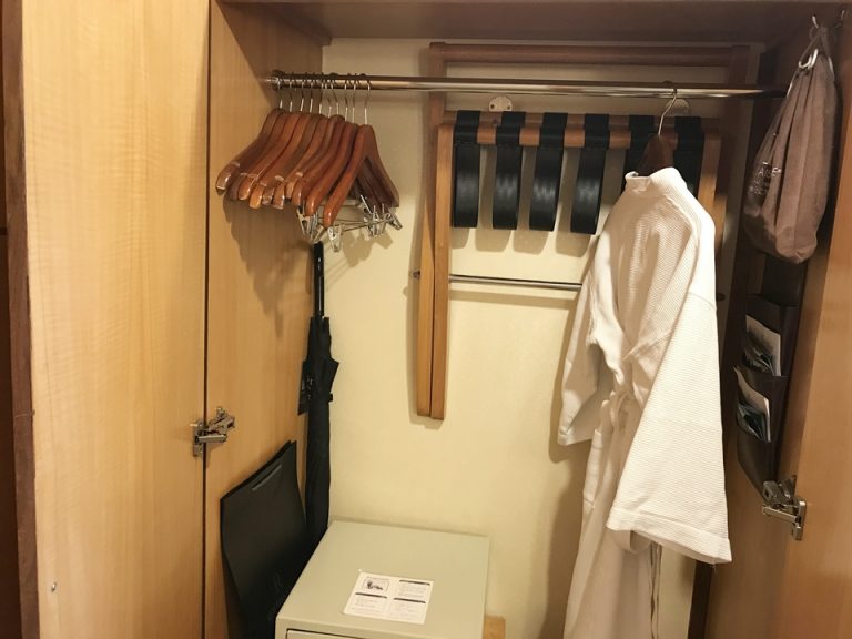 クローゼット左側内部、バスローブ、ハンガー、ドライヤー、ランドリーバッグ、セーフティボックス