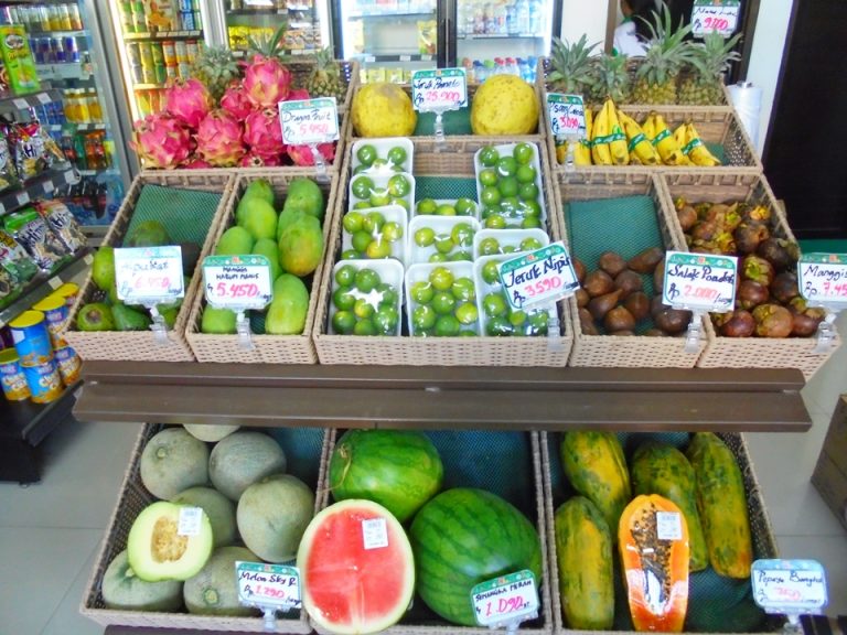 フレッシュな野菜や果物も置いてありました