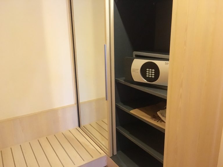 スライド式のクローゼットの扉を開けた状態