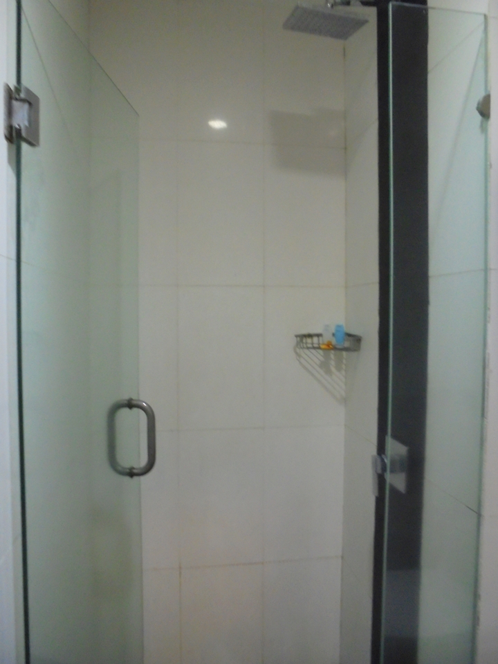 シャワールーム。手違いでバスタブなしのお部屋だったので残念