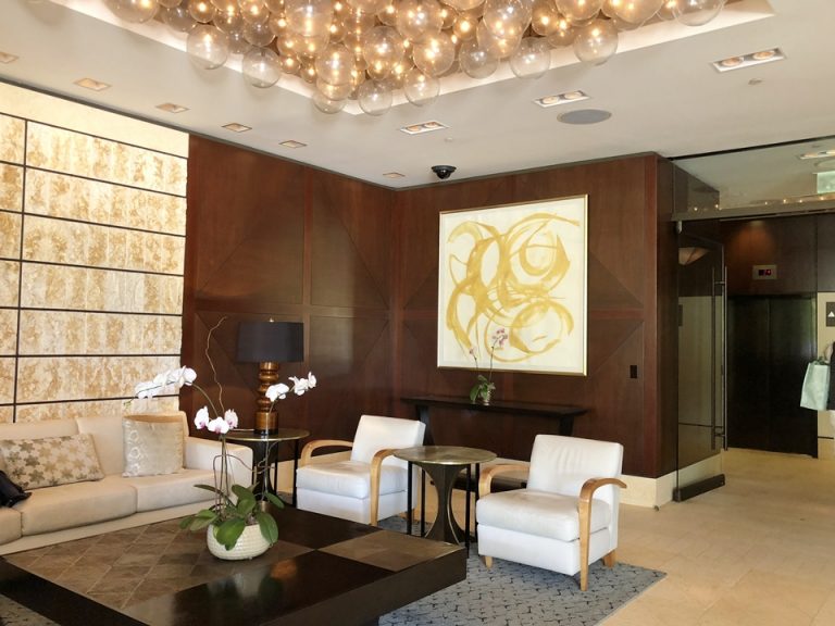 一階玄関。ゆったりしたソファもあり、待ち合わせの際などに寛ぐことができます。