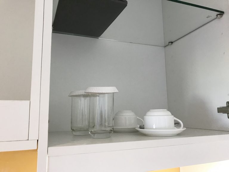 キッチンに備え付けのグラス、カップはこれだけ