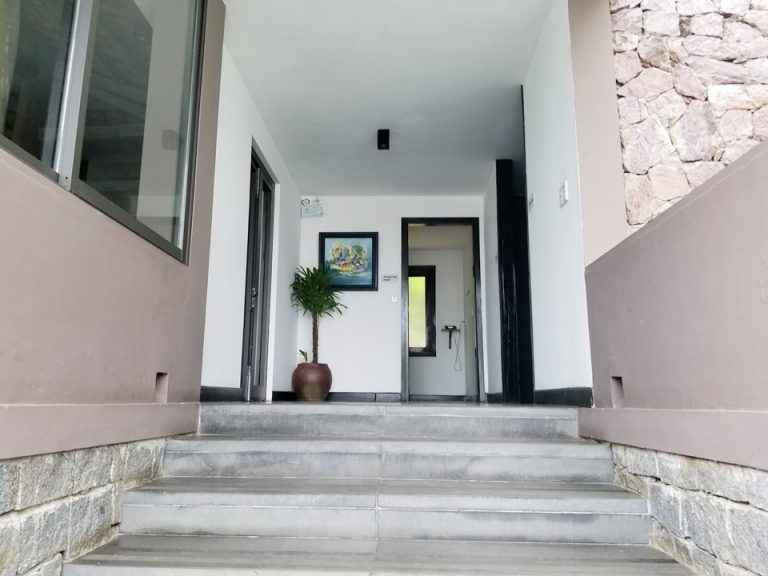 プールの階段を上るとシャワールームがあります。