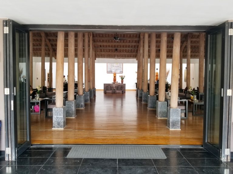 フロントは解放感があります。ソファはふかふかです