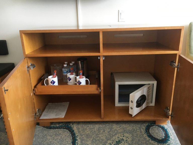 クローゼット外観(開けた状態)