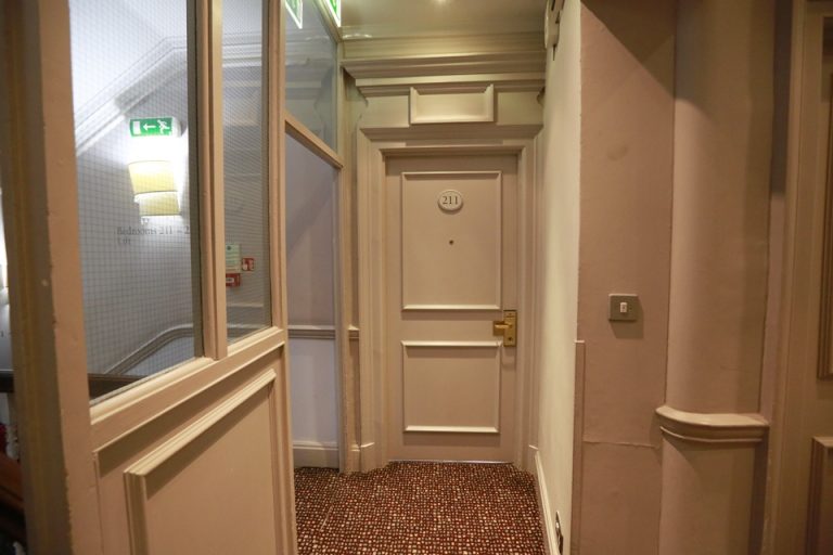 廊下からのドア_9108