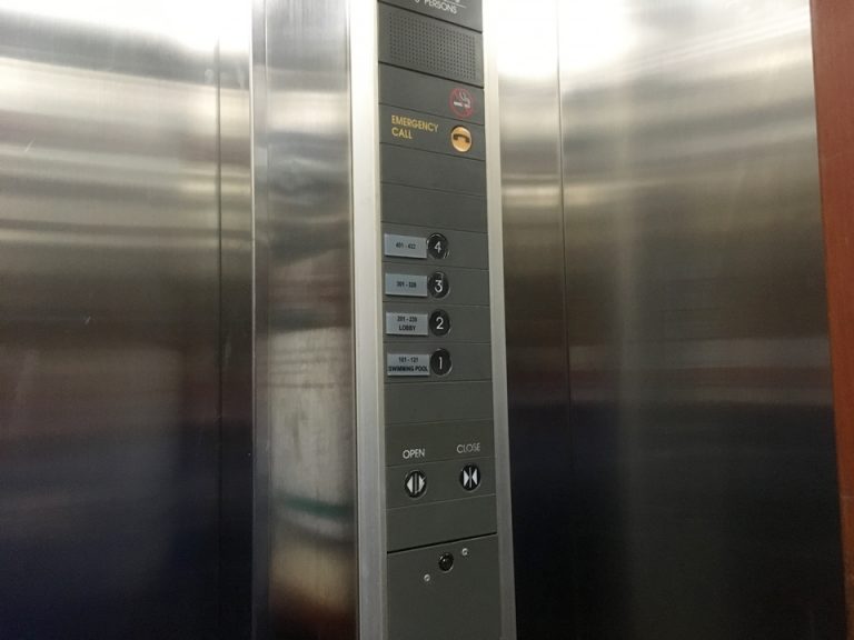 エレベーター正面側ボタン