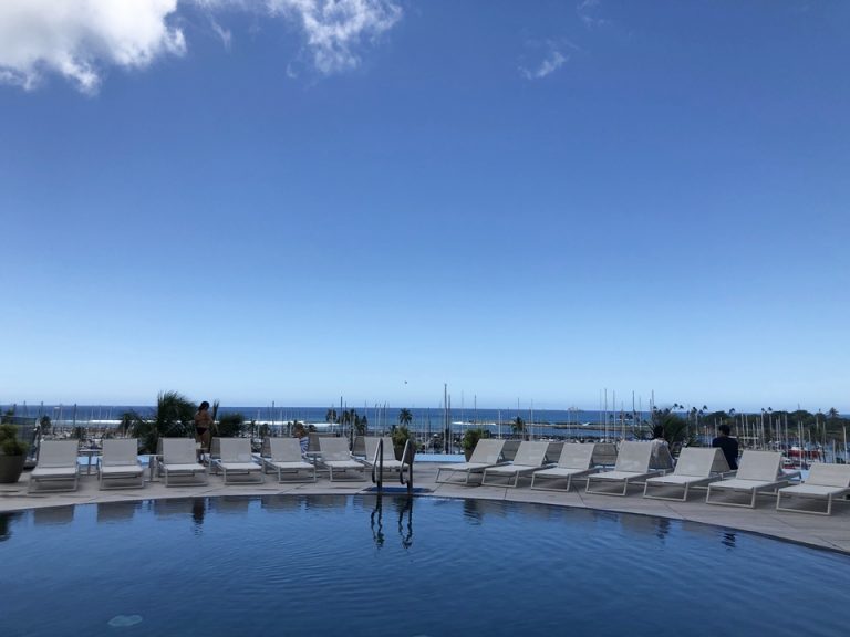 真ん中の大きなプール