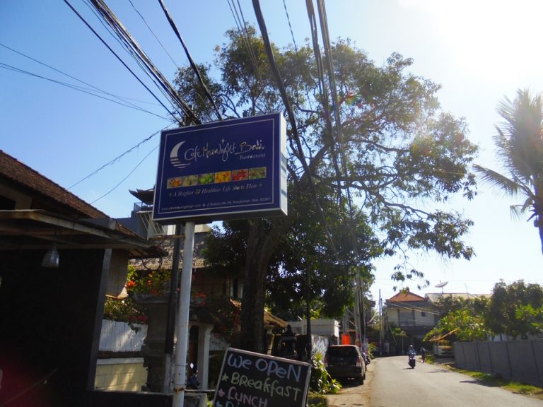 2日目の朝ご飯の際に訪れた、ホテルのすぐ裏のカフェ(Moon Light Bali)