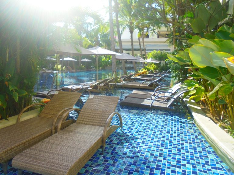 水中にあるリクライニングベンチ