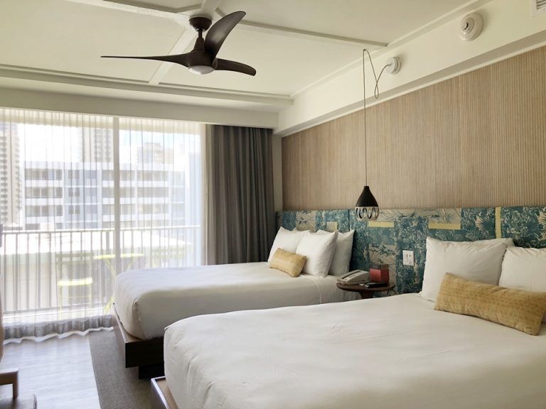 ベッド【入り口側から全体】