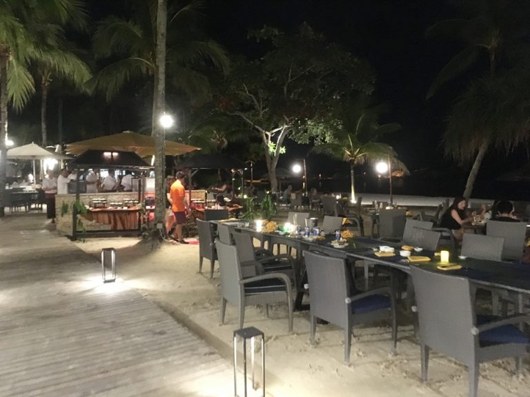 Xana beach clubでは夜はビュッフェのみでした。客席の様子。奥の方にはもっとお客さんがたくさんいました。