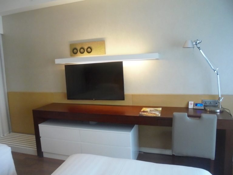 テレビ、デスク