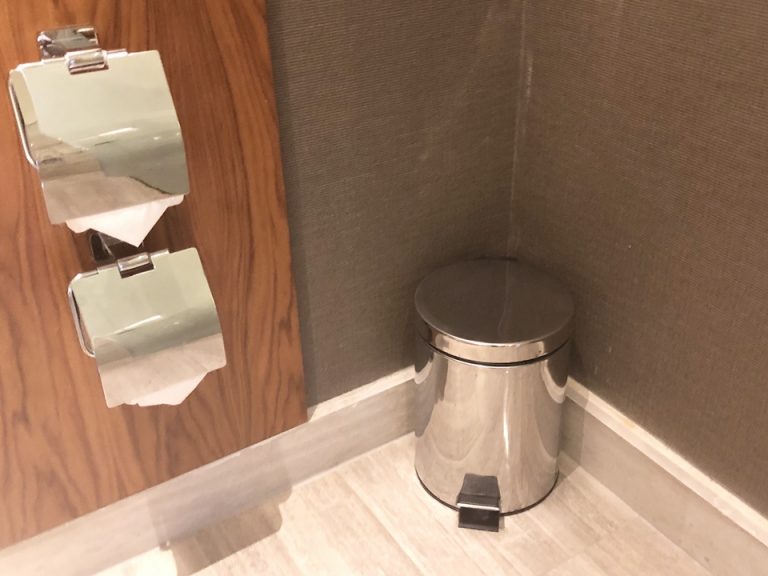 トイレの端