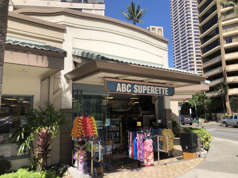 アラモアナブルーバード側のエントランスを出て右手にある交差点にABCストアがあります。