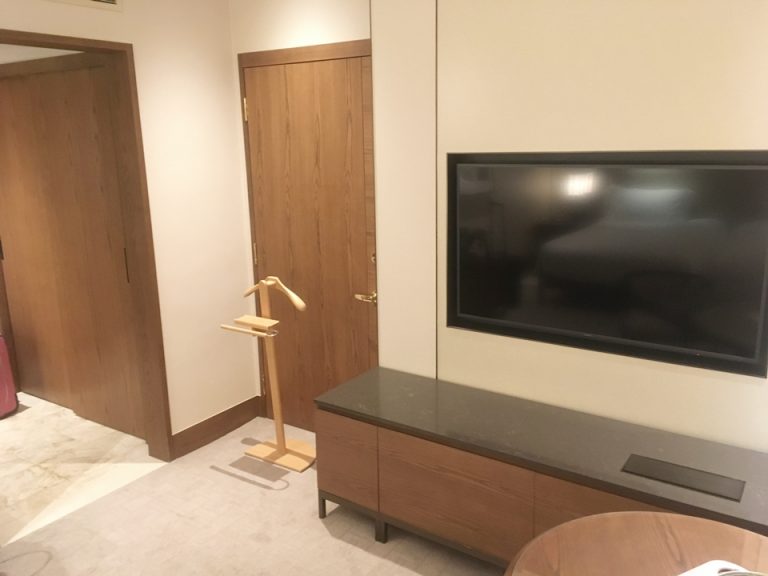 ベッド側からテレビ側を見た様子。