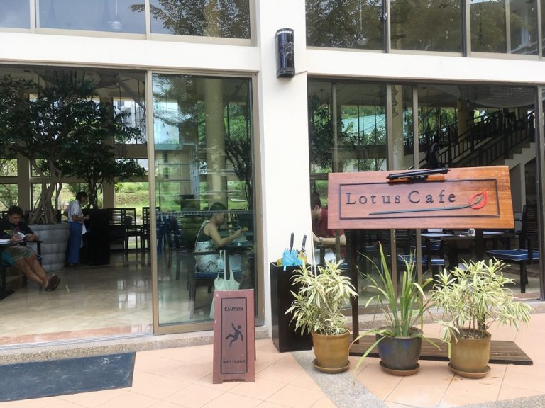 Lotus Cafe外から見た様子